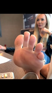 Kyle Unfug feet photo thumbnail