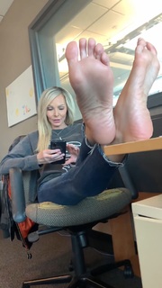 Kyle Unfug feet photo thumbnail