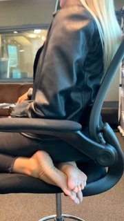 Kyle Unfug feet photo thumbnail