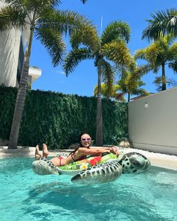 Larissa Manoela feet photo thumbnail