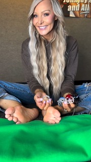 Kyle Unfug feet photo thumbnail