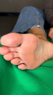 Kyle Unfug feet photo thumbnail