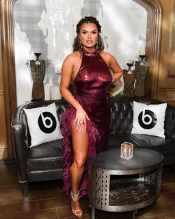 Joy Taylor feet photo thumbnail
