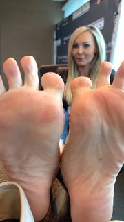 Kyle Unfug feet photo thumbnail
