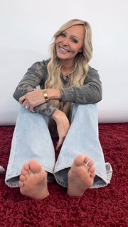 Kyle Unfug feet photo thumbnail