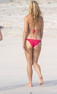 Gwyneth Paltrow feet photo thumbnail