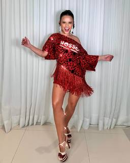 Larissa Manoela feet photo thumbnail