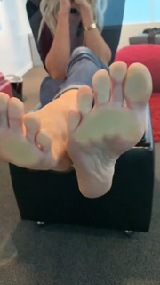 Kyle Unfug feet photo thumbnail