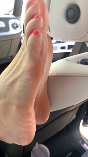 Kyle Unfug feet photo thumbnail