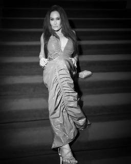 Tia Carrere feet photo thumbnail
