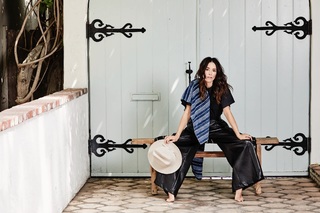 Abigail Spencer feet photo thumbnail