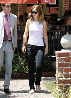 Olivia Wilde feet photo thumbnail