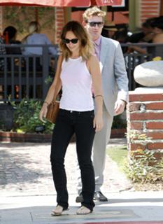 Olivia Wilde feet photo thumbnail