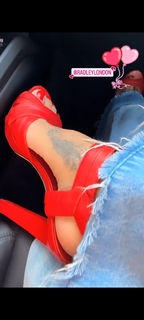 Brooke Burke feet photo thumbnail