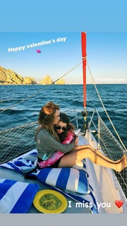 Cara Delevingne feet photo thumbnail