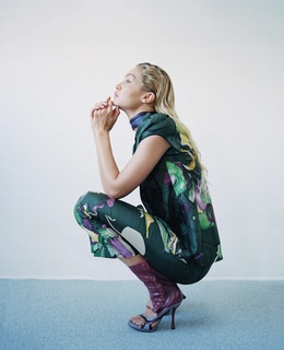 Gigi Hadid feet photo thumbnail