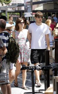 Keira Knightley feet photo thumbnail