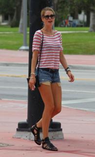 Doutzen Kroes feet photo thumbnail