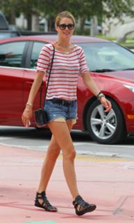 Doutzen Kroes feet photo thumbnail