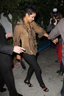 Halle Berry feet photo thumbnail