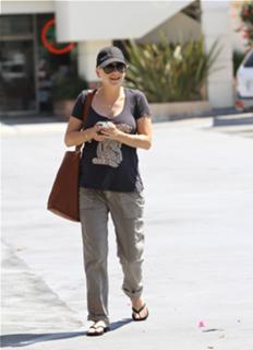 Anna Faris feet photo thumbnail