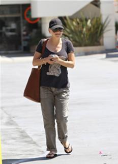 Anna Faris feet photo thumbnail