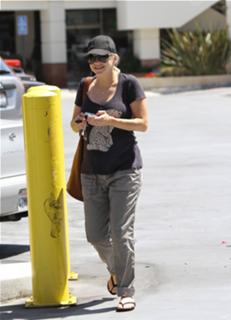 Anna Faris feet photo thumbnail