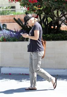 Anna Faris feet photo thumbnail