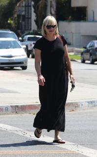 Anna Faris feet photo thumbnail
