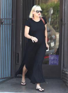 Anna Faris feet photo thumbnail