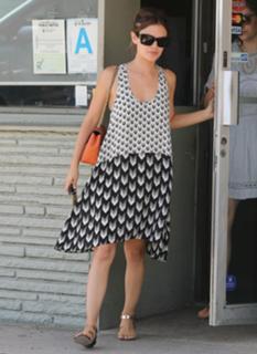 Rachel Bilson feet photo thumbnail