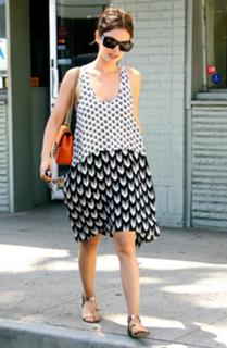 Rachel Bilson feet photo thumbnail