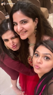 Zareen Khan feet photo thumbnail