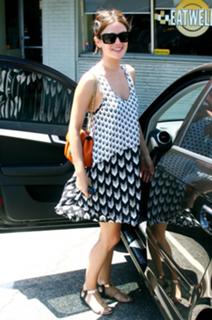 Rachel Bilson feet photo thumbnail
