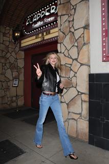 Charlotte McKinney feet photo thumbnail