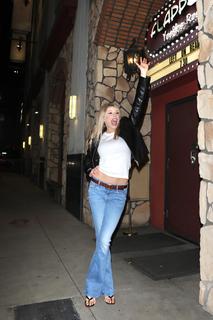 Charlotte McKinney feet photo thumbnail