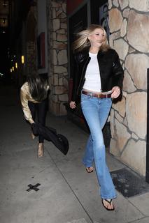 Charlotte McKinney feet photo thumbnail