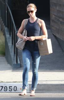 Emily Blunt feet photo thumbnail
