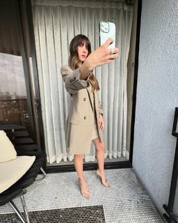 Alison Brie feet photo thumbnail