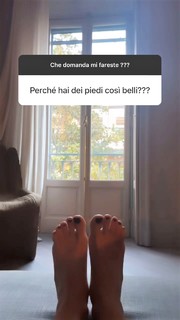 Caterina Balivo feet photo thumbnail