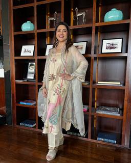 Madhuri Dixit feet photo thumbnail