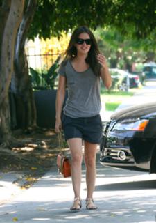 Rachel Bilson feet photo thumbnail