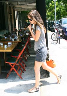 Rachel Bilson feet photo thumbnail