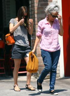Rachel Bilson feet photo thumbnail