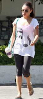 Mila Kunis feet photo thumbnail