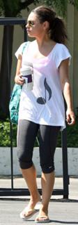 Mila Kunis feet photo thumbnail