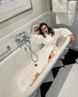 Lily Collins feet photo thumbnail
