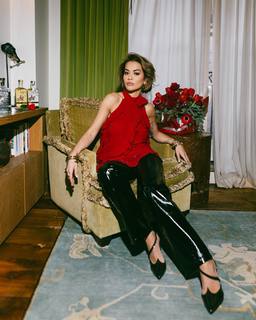 Rita Ora feet photo thumbnail
