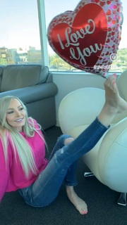 Kyle Unfug feet photo thumbnail