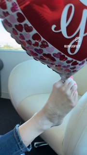 Kyle Unfug feet photo thumbnail